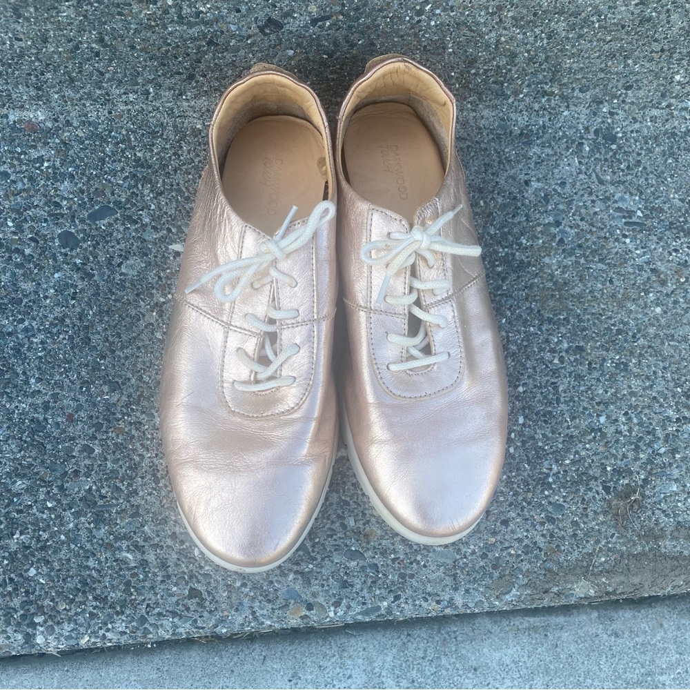 Darkwood Touch woman’s 39 (8.5) lace-up shoes gold metallic. Padded inside le